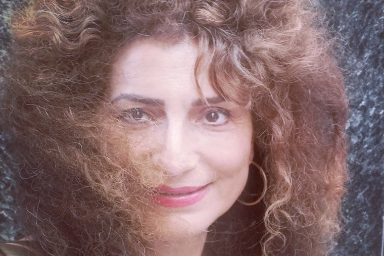 Foto der Künstlerin Sibel Akkulak-Dosch