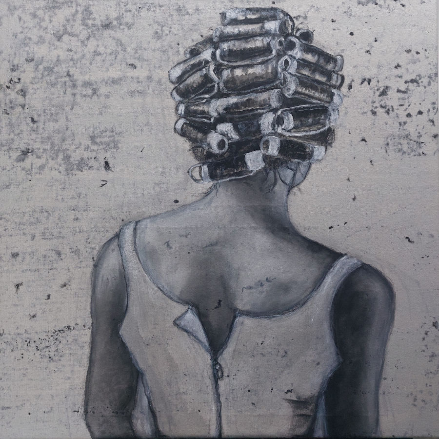 Malerei mit dem Werktitel "und wenn sie träumt ist sie woanders" von 2023, Acryl auf Leinwand 80x80x2, eine Frau mit Lockenwicklern in einem von Hinten